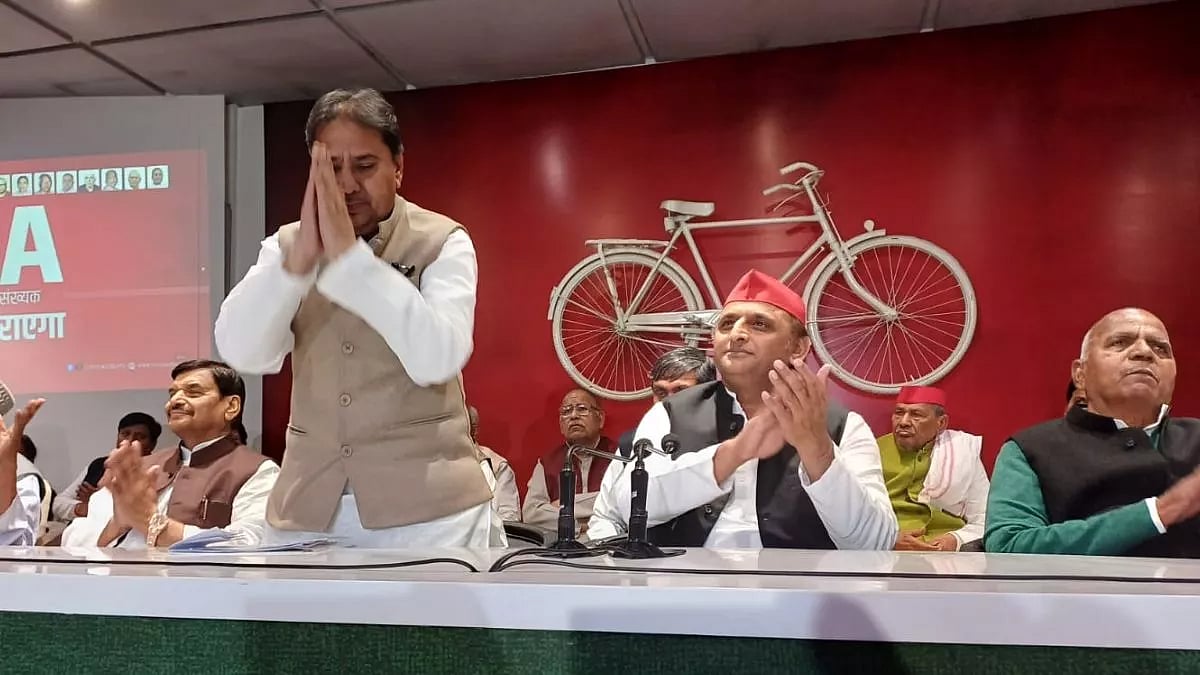 बीएसपी के कद्दावर नेता गुड्डू जमाली सपा में शामिल हुए।