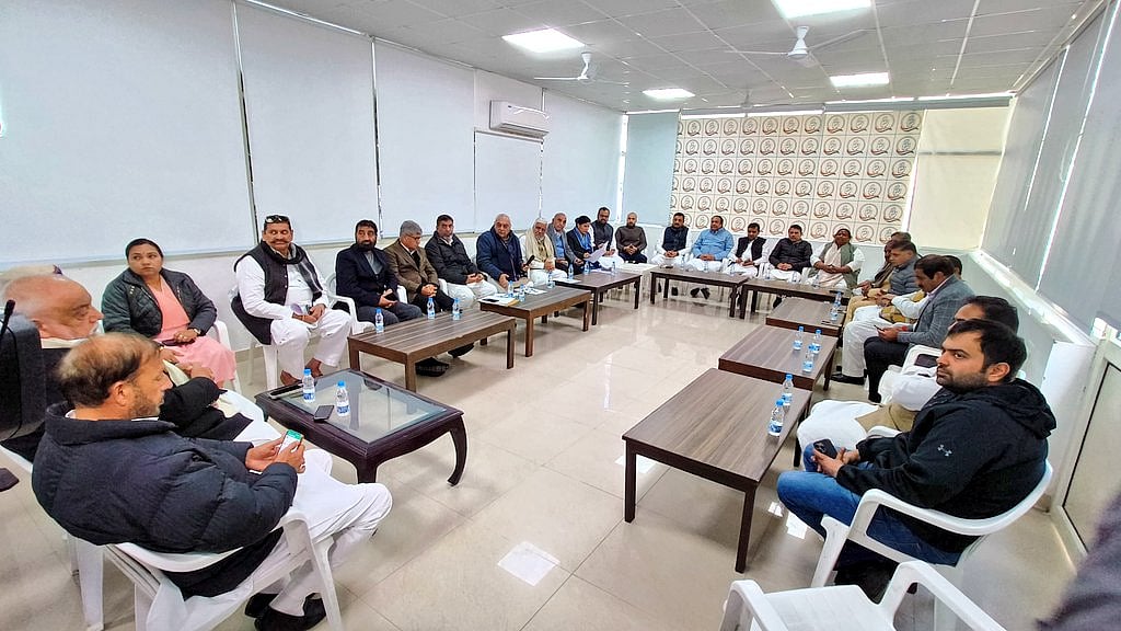 भूपेंद्र सिंह हुड्डा के आवास पर हुई बैठक में बजट सत्र में जनता के सवालों पर सरकार को घेरने की रणनीति बनाई गई। (फोटो सौजन्य - @BhupinderShooda)