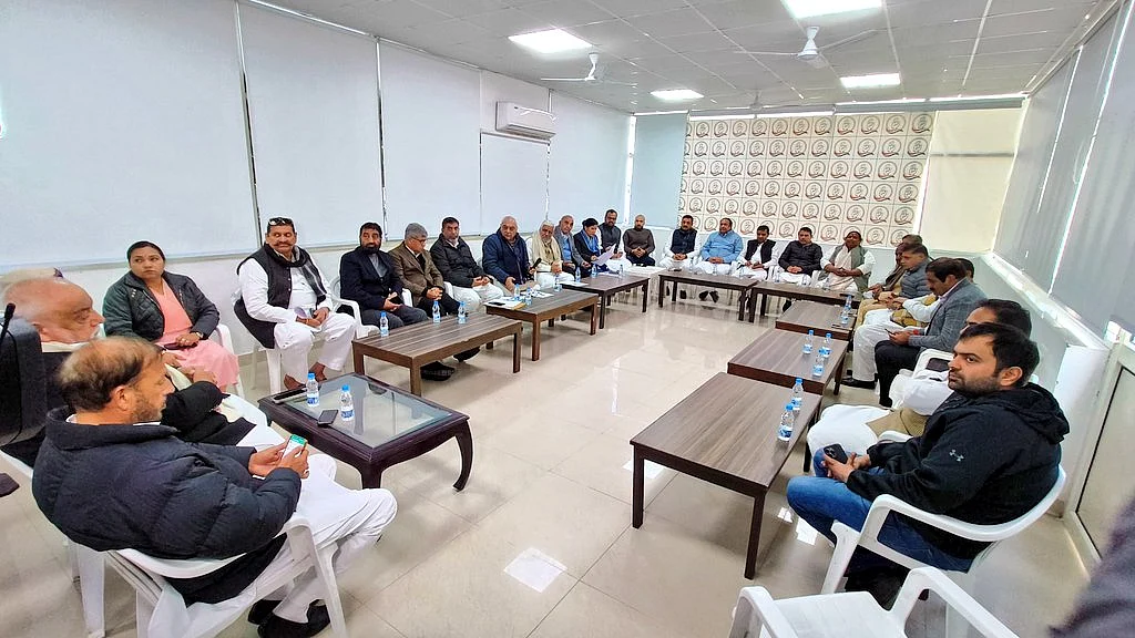 भूपेंद्र सिंह हुड्डा के आवास पर हुई बैठक में बजट सत्र में जनता के सवालों पर सरकार को घेरने की रणनीति बनाई गई। (फोटो सौजन्य - @BhupinderShooda)