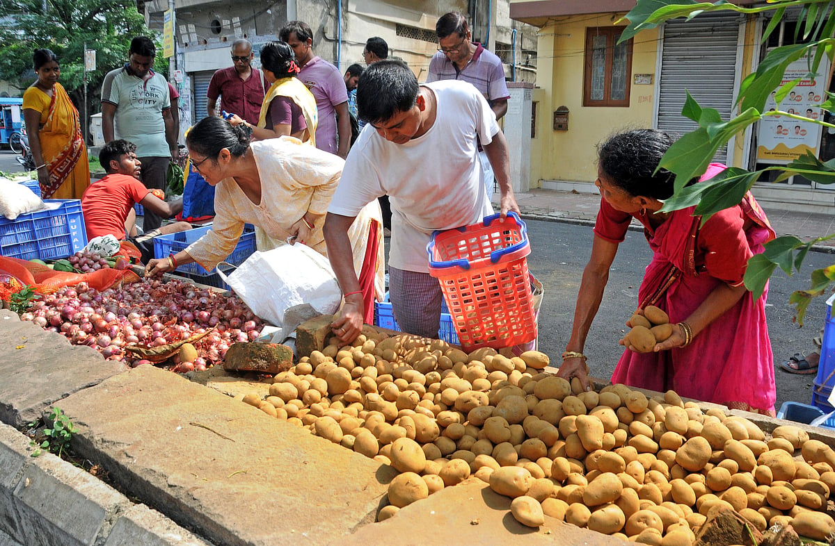 अर्थ जगत: खुदरा मुद्रास्फीति दर में आई कमी और सेंसेक्स 500 अंकों से अधिक टूटा