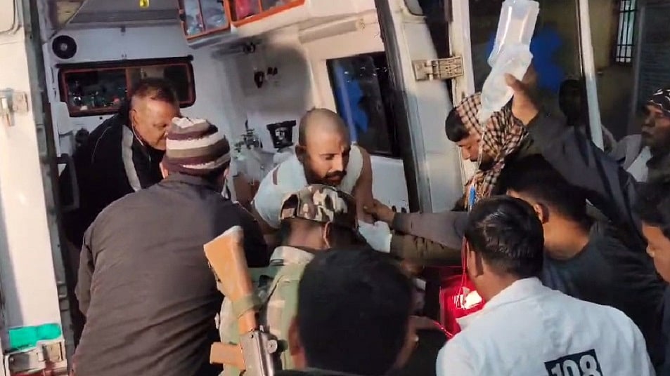 झारखंड के चतरा में नक्सलियों से मुठभेड़ में पुलिस के दो जवान शहीद, तीन घायल