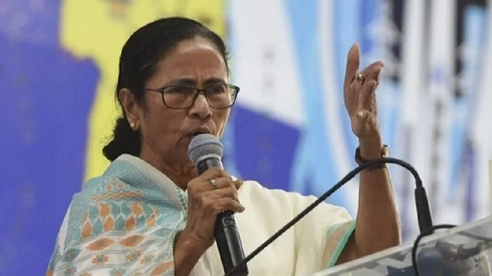 ममता बनर्जी ने केंद्र पर बंगाल के लोगों के आधार निष्क्रिय करने का आरोप लगाया