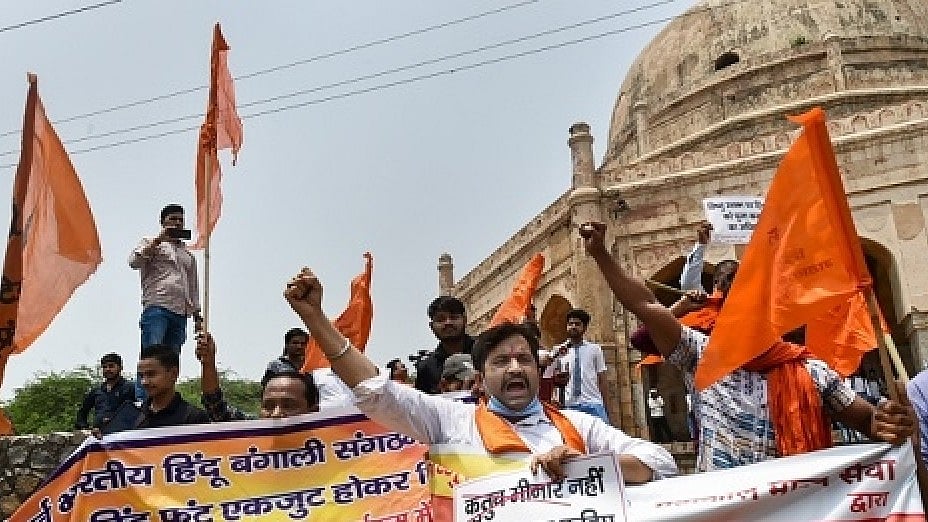 धर्मनिरपेक्षता के शिखर से गर्त की ओर निरंतर गहरे गिरते हम