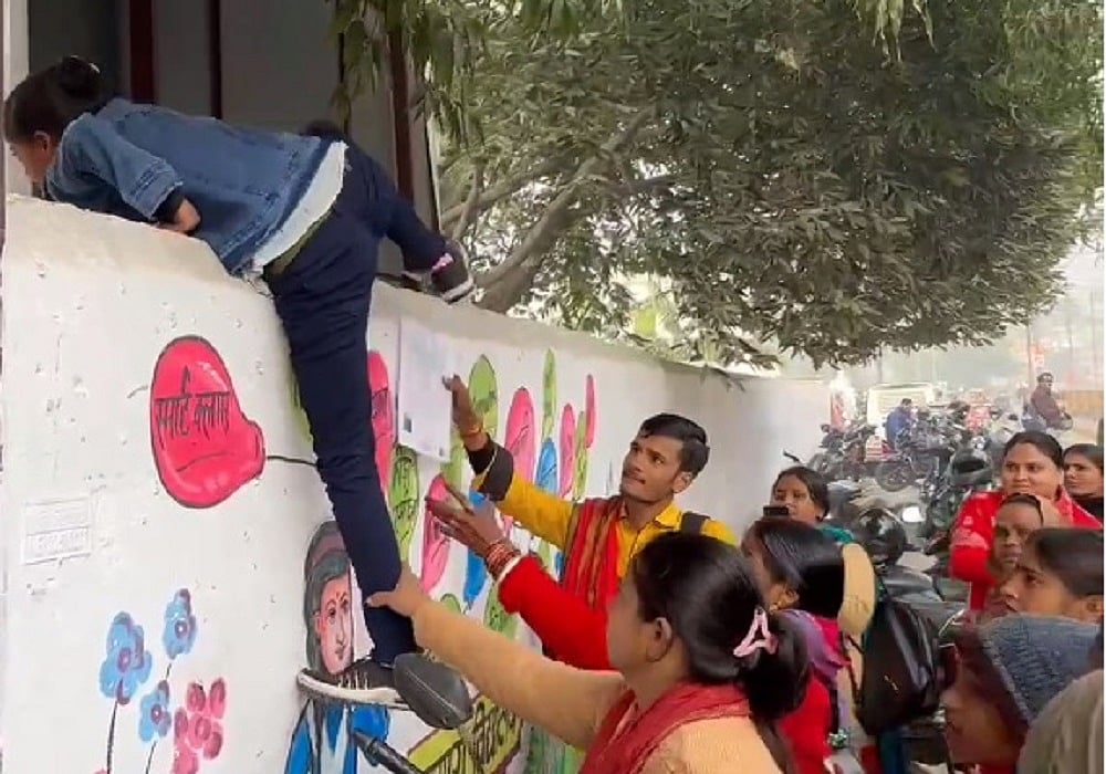 बिहारः 12वीं की परीक्षा में देर से पहुंचने पर छात्राओं की हुई फजीहत, दीवार और गेट लांघती नजर आईं लड़कियां