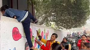 बिहारः 12वीं की परीक्षा में देर से पहुंचने पर छात्राओं की हुई फजीहत, दीवार और गेट लांघती नजर आईं लड़कियां
