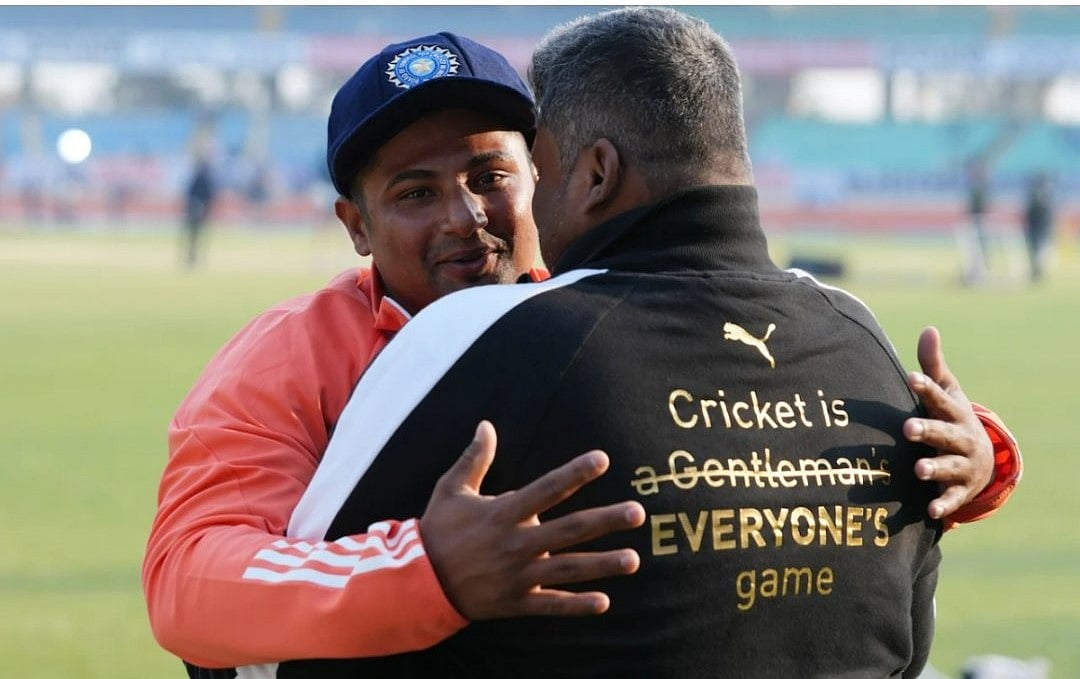 IND vs ENG: सपना सच होता देख सरफराज खान के पिता हुए भावुक, बेटे की टेस्ट कैप चूमी