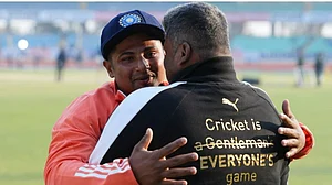 IND vs ENG: सपना सच होता देख सरफराज खान के पिता हुए भावुक, बेटे की टेस्ट कैप चूमी