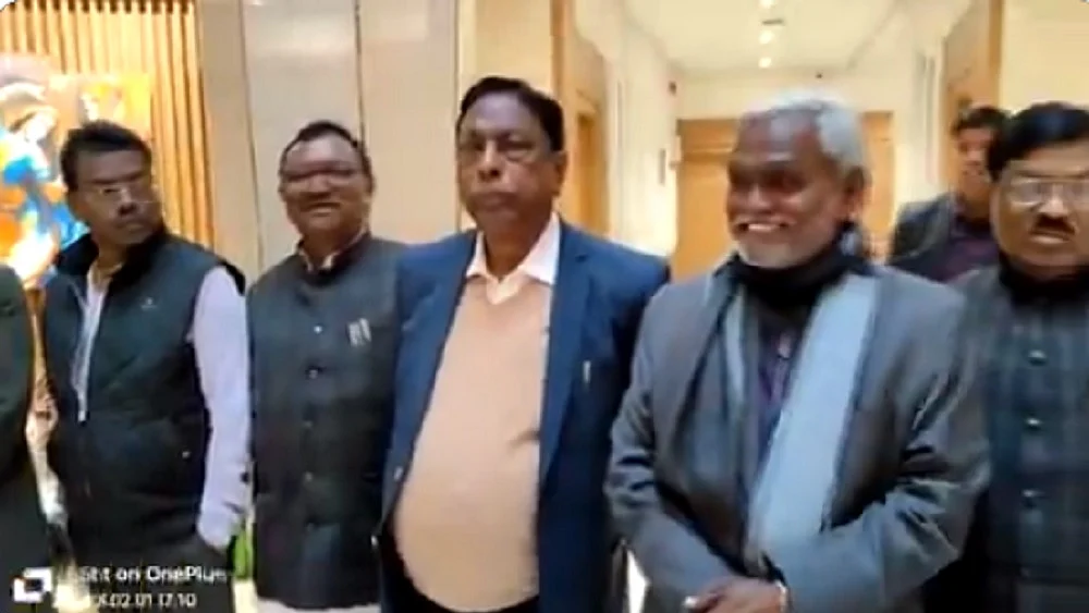 चंपई सोरेन ने गठबंधन के सभी 43 विधायकों की परेड का वीडियो जारी किया, राज्यपाल पर उठे सवाल
