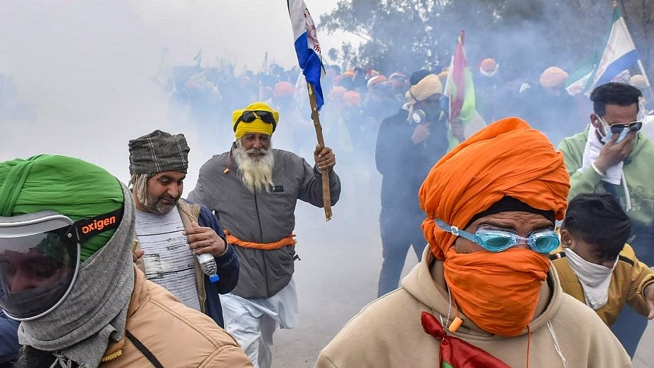 हरियाणा पुलिस ने प्रदर्शनकारी किसानों पर आंसू गैस के गोले दागे