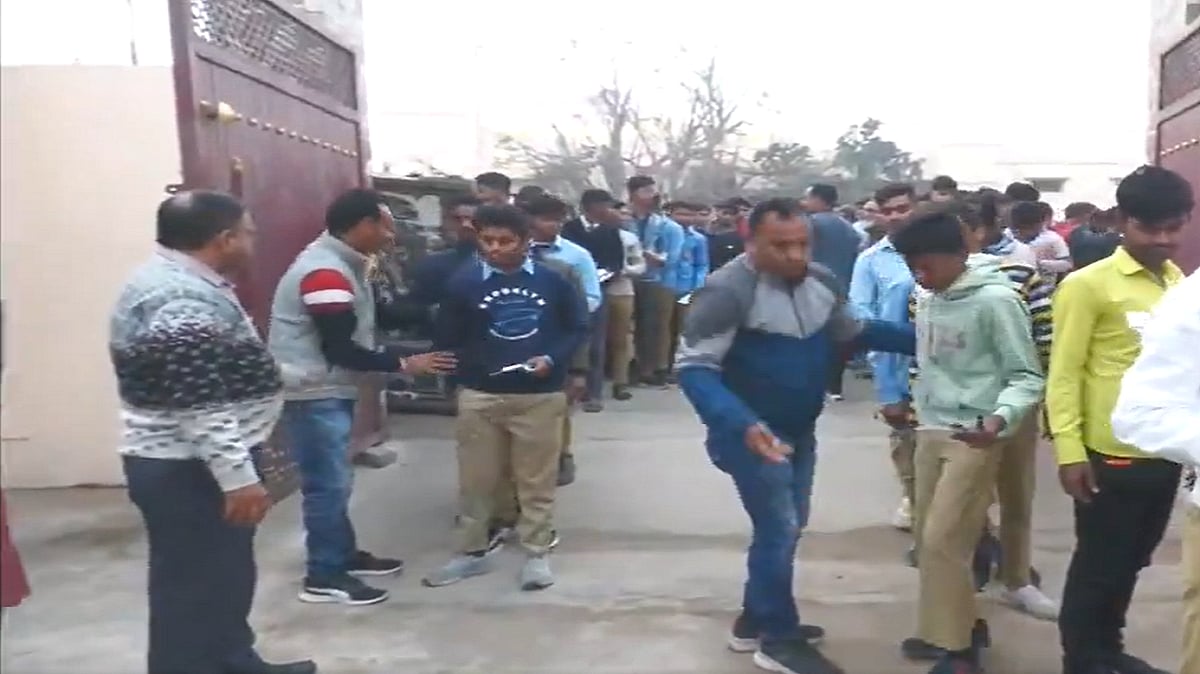 यूपी बोर्ड की 10वीं-12वी की परीक्षा आज से शुरू, 55 लाख से ज्यादा छात्र ले रहे हैं हिस्सा