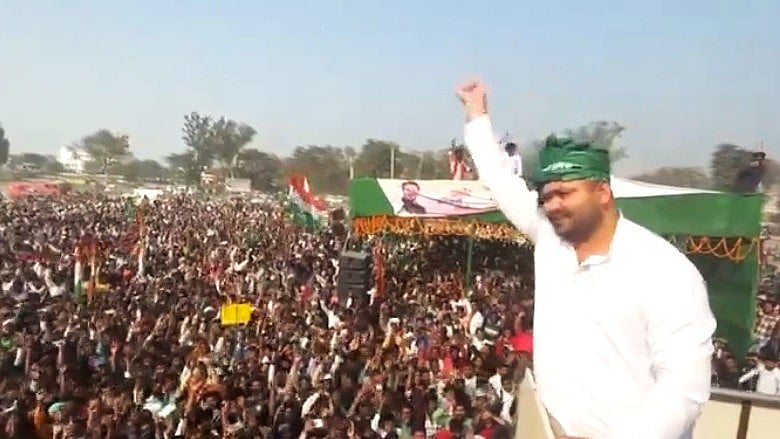 जन विश्वास यात्रा के दौरान जनसभा को संबोधित करते तेजस्वी यादव