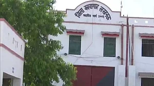 लखनऊ जेल में बंद 36 कैदी HIV पॉजिटिव पाए गए, इससे पहले 11 बंदी मिले थे संक्रमित, कारा प्रशासन पर उठे सवाल