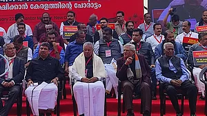 केंद्र के खिलाफ केरल के CM विजयन का विरोध मार्च, मोदी सरकार पर 'वित्तीय अन्याय' का लगाए आरोप