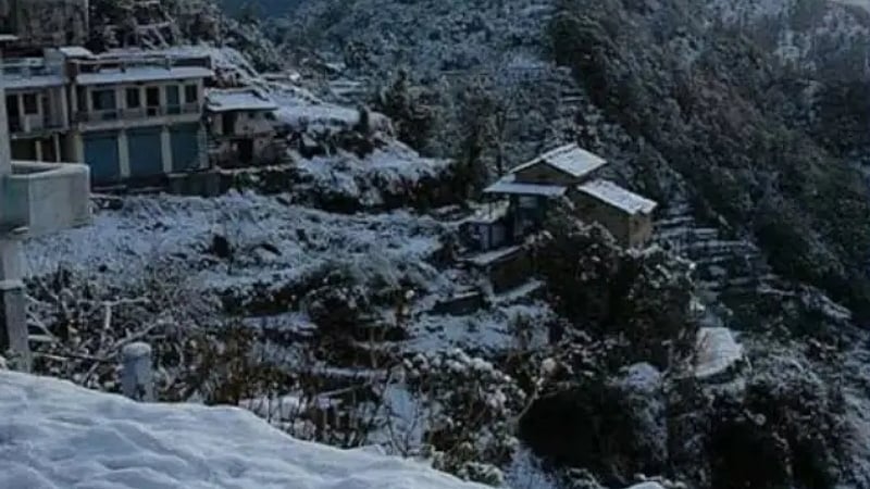 उत्तराखंड में फिर बदला मौसम, पहाड़ों पर बर्फबारी, मैदानी इलाकों में बादल, दिल्ली तक असर