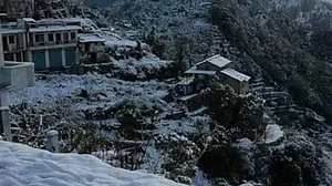 उत्तराखंड में फिर बदला मौसम, पहाड़ों पर बर्फबारी, देहरादून सहित मैदानी इलाकों में बादल, दिल्ली तक असर