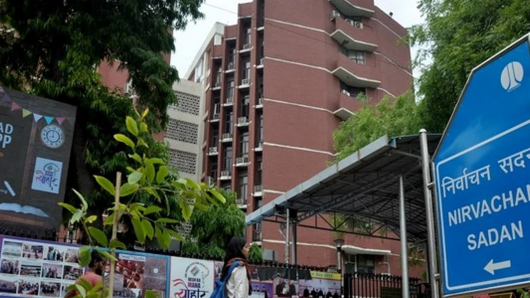 मतदान की निगरानी के लिए पोलिंग बूथ की 100 प्रतिशत वेबकास्टिंग होगी, निर्वाचन आयोग का बड़ा फैसला
