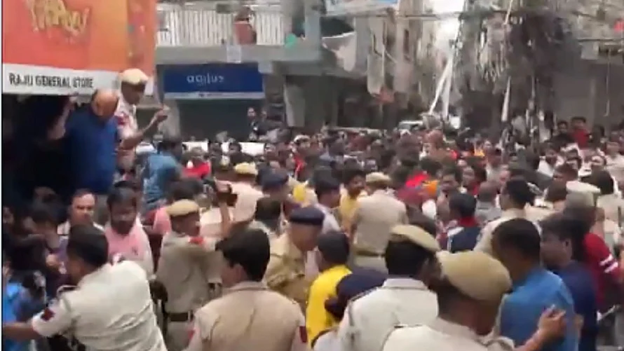 दिल्ली में 4 साल की मासूम से रेप, AAP की LG से जिम्मेदारी निभाने की अपील
