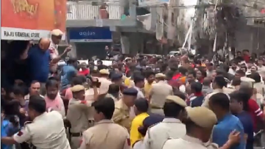 दिल्ली में 4 साल की मासूम से रेप, AAP की LG से जिम्मेदारी निभाने की अपील