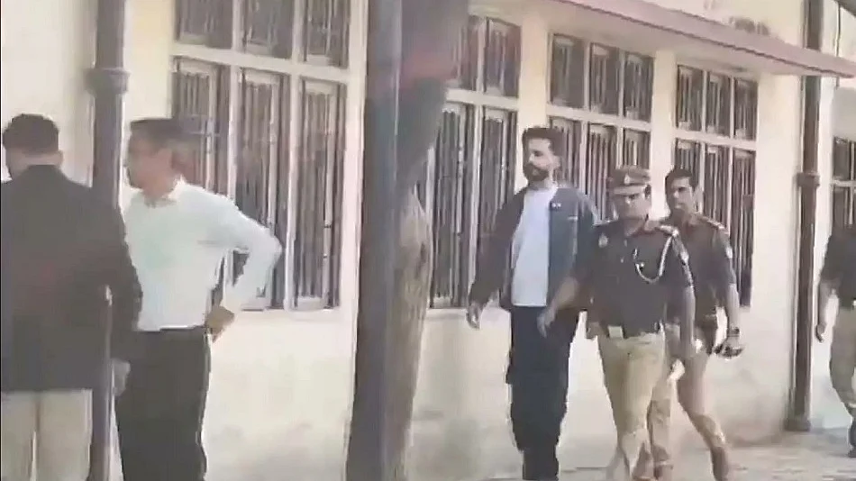 यूट्यूबर एल्विश यादव को नोएडा पुलिस ने किया गिरफ्तार, सांपों के जहर की तस्करी का मामला
