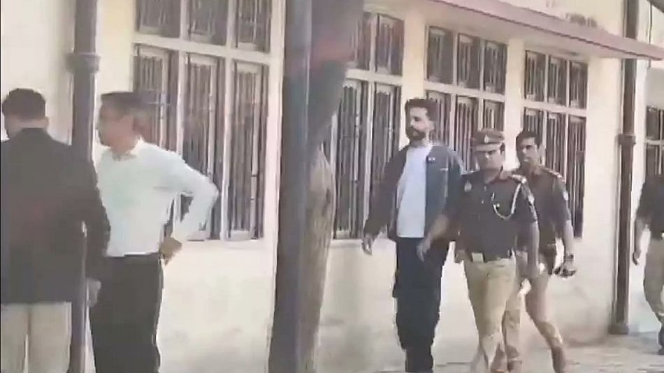 यूट्यूबर एल्विश यादव को नोएडा पुलिस ने किया गिरफ्तार, सांपों के जहर की तस्करी का मामला