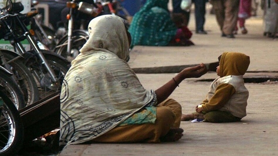 प्रजा नंगी और राजा चंगा: भूखी प्रजा का मजाक उड़ाती पूंजीवादी सत्ता!