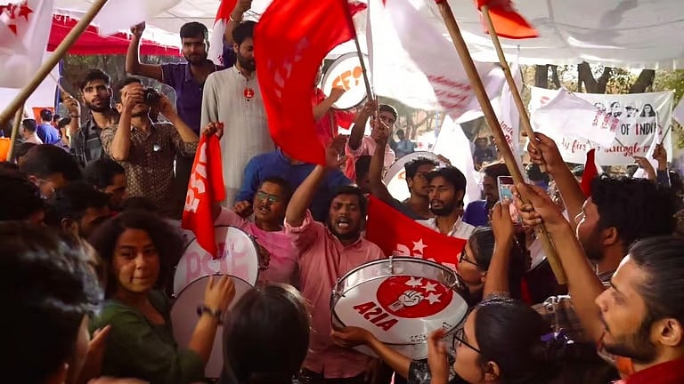 JNU छात्र संघ चुनाव में लहराया लाल परचम, चारों सीटों पर वामपंथी गठबंधन की जीत, ABVP की करारी हार 