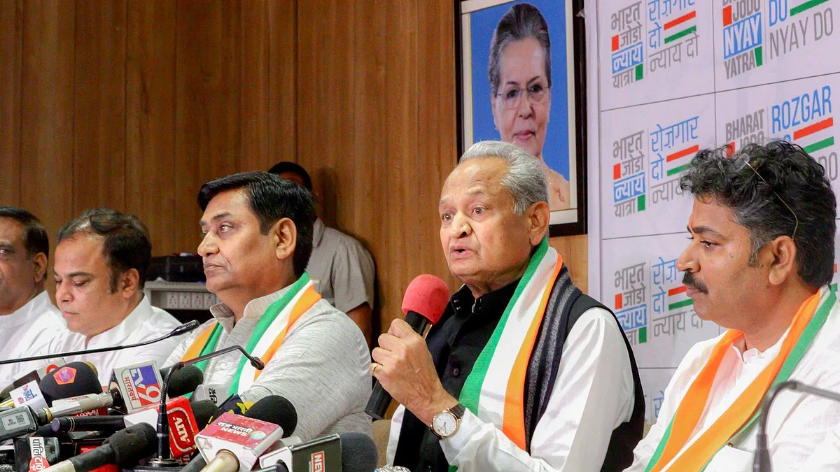 अशोक गहलोत
ने कहा कि देश में लोकतंत्र की हत्या हो रही है।