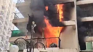 यूपी: ग्रेटर नोएडा में गौर सिटी में लगी भीषण आग, दो फ्लैट जलकर राख, मची अफरातफरी