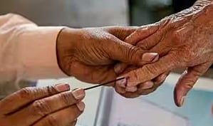 बिहार में चुनावी सरगर्मी तेज़, सियासी दल तैयार, कई सीटों पर रहेगी नजर 