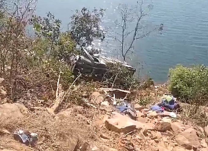बिहार के रोहतास में भीषण सड़क हादसा, खाई में गिरी पिकअप वैन, 4 लोगों की मौत, 20 लोग घायल