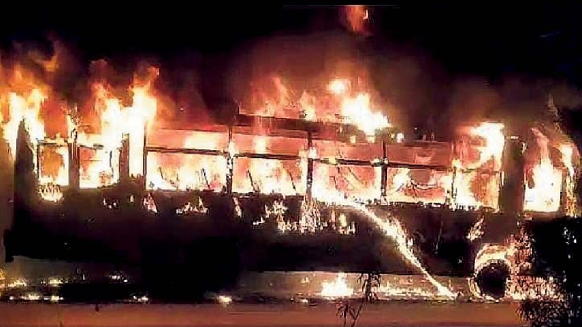 बिहार: जनविश्वास रैली में जा रही बस में लगी भीषण आग, बाल-बाल बची यात्रियों की जान