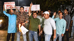 असम में सीएए के खिलाफ जनाक्रोश; 'आसू' का प्रदर्शन, विपक्षी दलों का असम बंद का आह्वान।