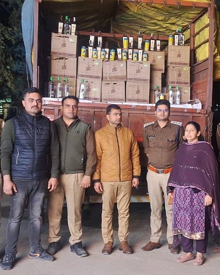 ग्रेटर नोएडा: 35 लाख मूल्य की अवैध शराब जब्त, चालक फरार; पुलिस कर रही तलाश