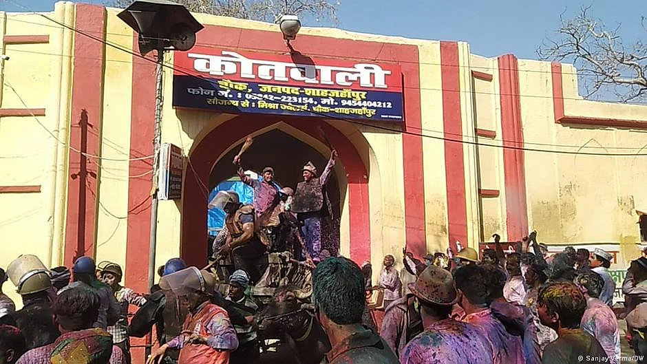 शाहजहांपुर की होली जहां ‘लाट साहब’ पर जूते बरसाए जाते हैं