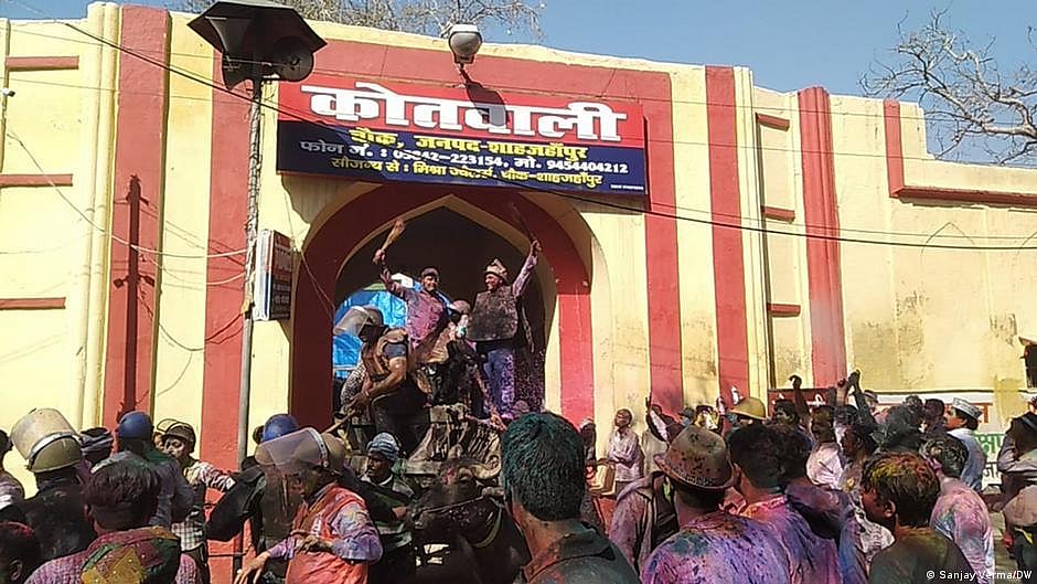 शाहजहांपुर की होली जहां ‘लाट साहब’ पर जूते बरसाए जाते हैं