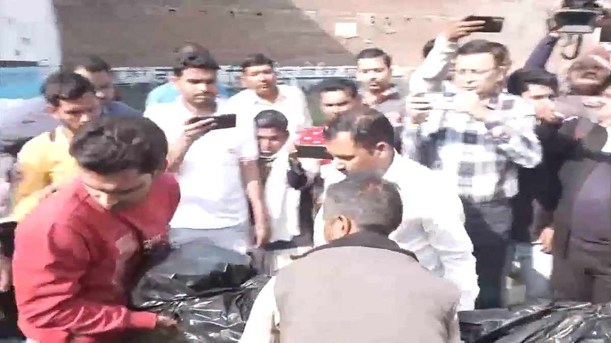 Budaun Double Murder: मृतक बच्चों के शव पोस्टमार्टम के बाद लाए गए घर, पिता की शिकायत पर पुलिस ने दर्ज की FIR