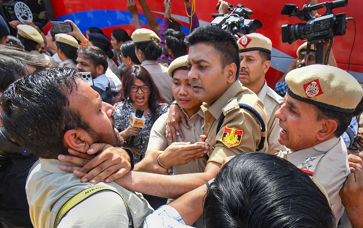 मीडिया संगठनों ने फोटो पत्रकारों के खिलाफ पुलिस कार्रवाई की निंदा की