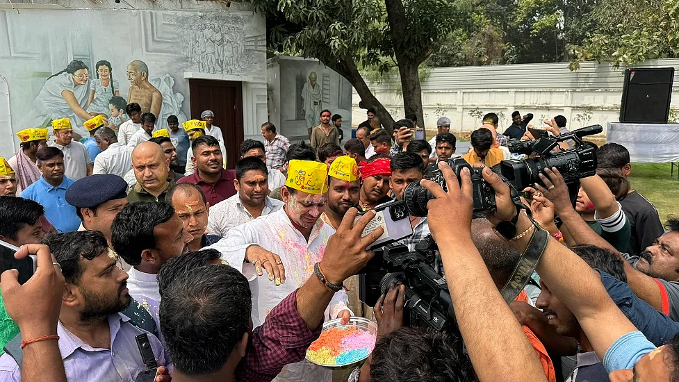 तेज प्रताप ने लालू के अंदाज में फगुआ गाकर जमकर खेली होली