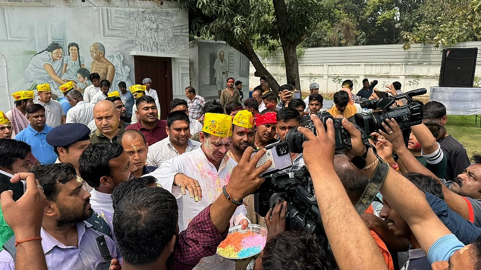 तेज प्रताप ने लालू के अंदाज में फगुआ गाकर जमकर खेली होली