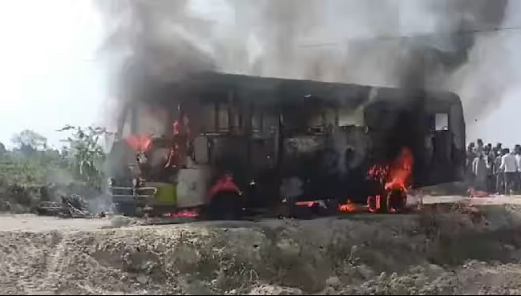 उत्तर प्रदेश के गाजीपुर में हाईटेंशन तार गिरने से बस में लगी आग, तीन की मौत, कई लोग झुलसे