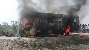 उत्तर प्रदेश के गाजीपुर में हाईटेंशन तार गिरने से बस में लगी आग, तीन की मौत, कई लोग झुलसे