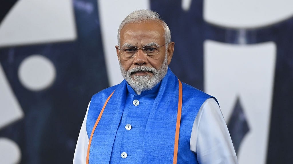आकार पटेल का लेख : क्या हैं वे संकेत जो बताते हैं कि भारत में तानाशाही और सत्तावादी शासन जम चुका है
