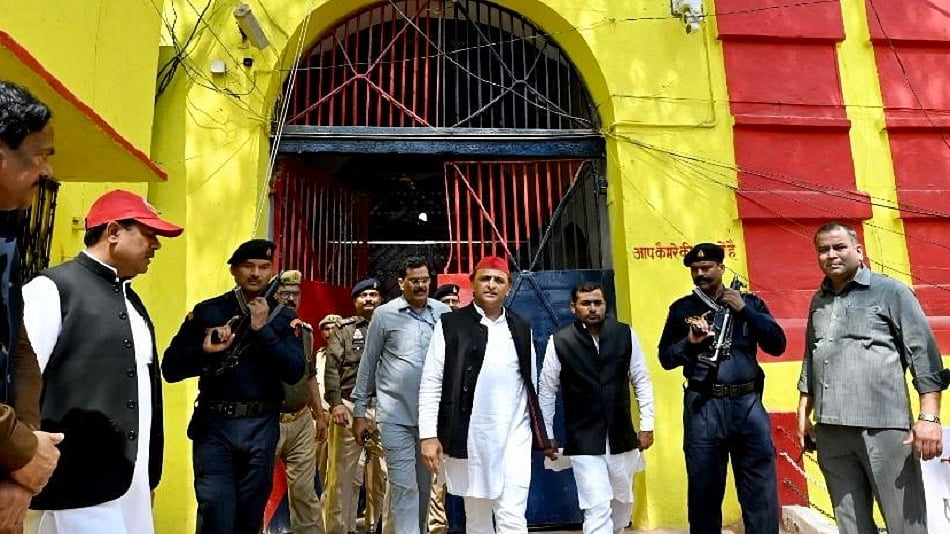 जेल में आजम खान से मिले अखिलेश, बोले- बीजेपी सपा नेता के साथ अन्याय कर रही है