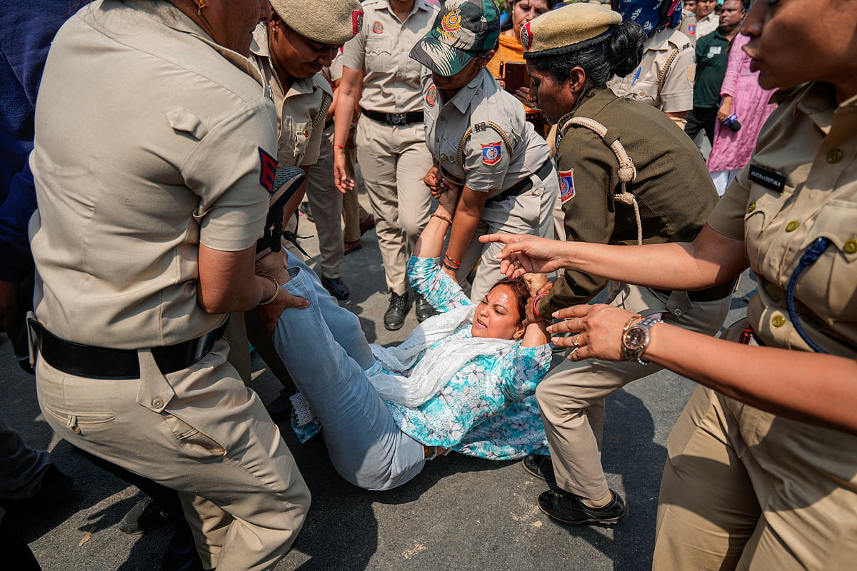 दिल्ली में आप का जोरदार प्रदर्शन, पुलिस ने आतिशी, सौरभ भारद्वाज को हिरासत में लिया