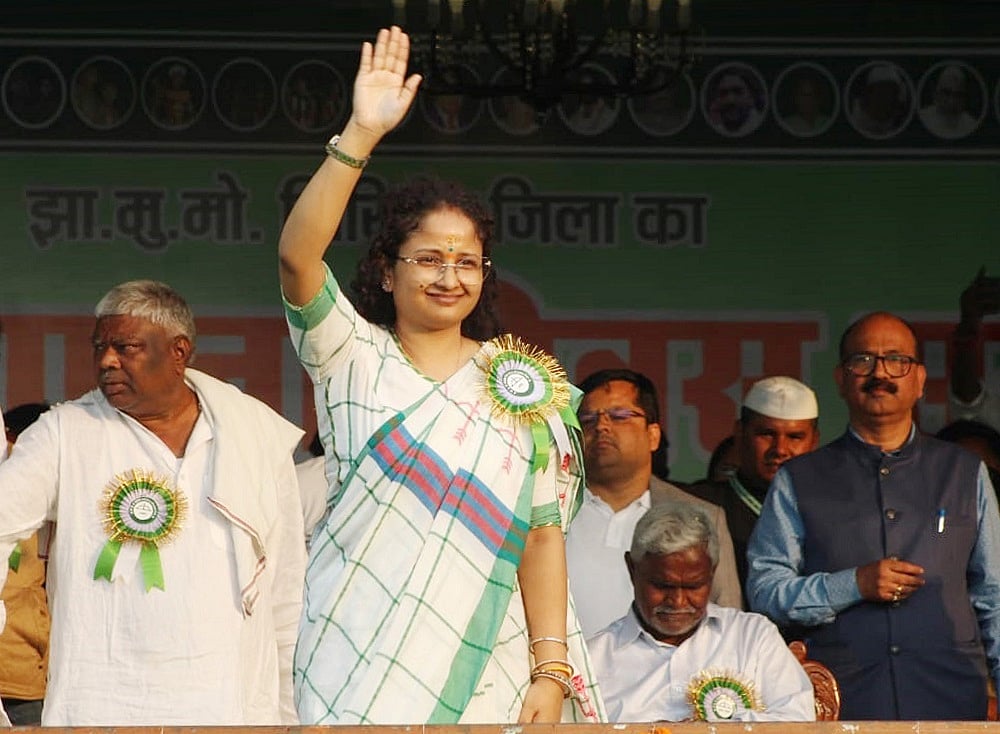 हेमंत सोरेन की पत्नी कल्पना की सक्रिय राजनीति में एंट्री, गिरिडीह में JMM की जनसभा में लहराया पार्टी का झंडा