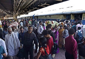 होली पर घर जाने वालों की भारी भीड़, रेलवे 540 अतिरिक्त ट्रेन चलाएगा 