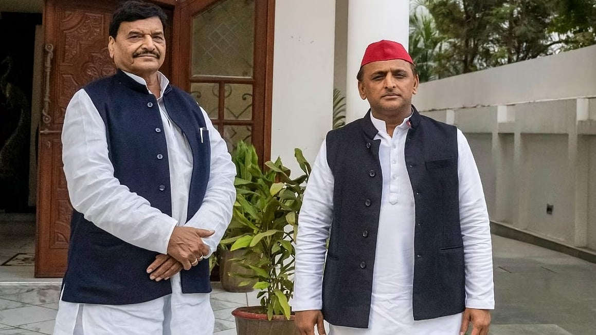 सपा अध्यक्ष अखिलेश यादव के साथ पार्टी महासचिव शिवपाल यादव