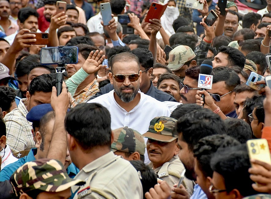 चुनाव आयोग से यूसुफ़ पठान को झटका, प्रचार में 2011 विश्व कप की तस्वीरों के इस्तेमाल पर लगी रोक