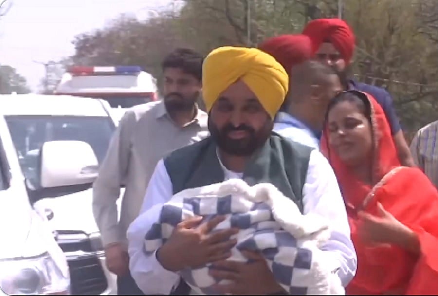 पंजाब के मुख्यमंत्री भगवंत मान बने पिता, नवजात बेटी को घर लेकर लाए, नाम रखा नियामत कौर