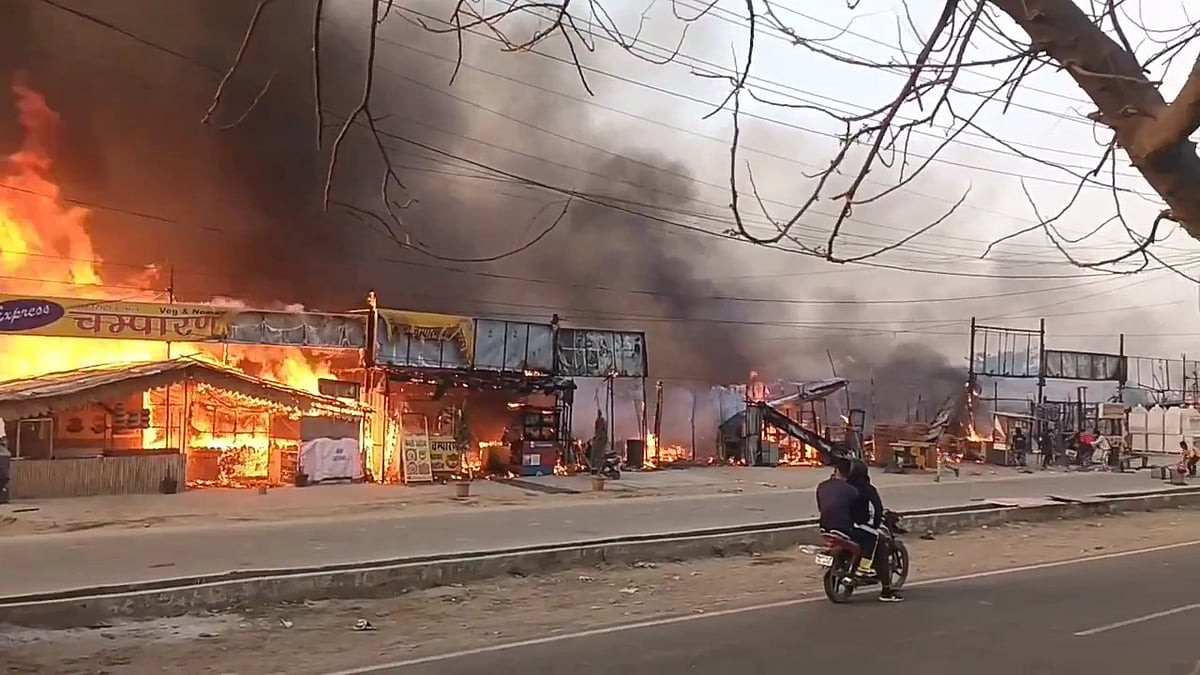 ग्रेटर नोएडा वेस्ट में भीषण आग, ढाबे और दुकानें जलकर खाक; शॉर्ट सर्किट से हादसा!